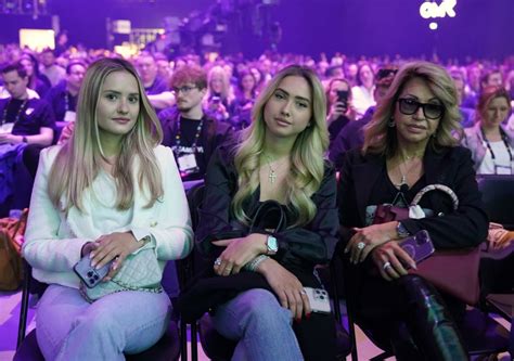 Im Urlaub: Davina und Shania Geiss posieren im Bikini .